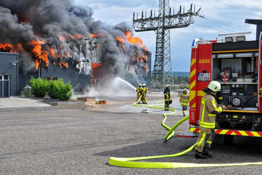 Lagerhallenbrand in Grevenbroich - Feuerwehr mit Großaufgebot 12 Stunden lang im Einsatz