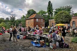 Großer Kinderfloh- und Büchermarkt vor der Villa Erckens und auf dem Vorplatz der Stadtbücherei