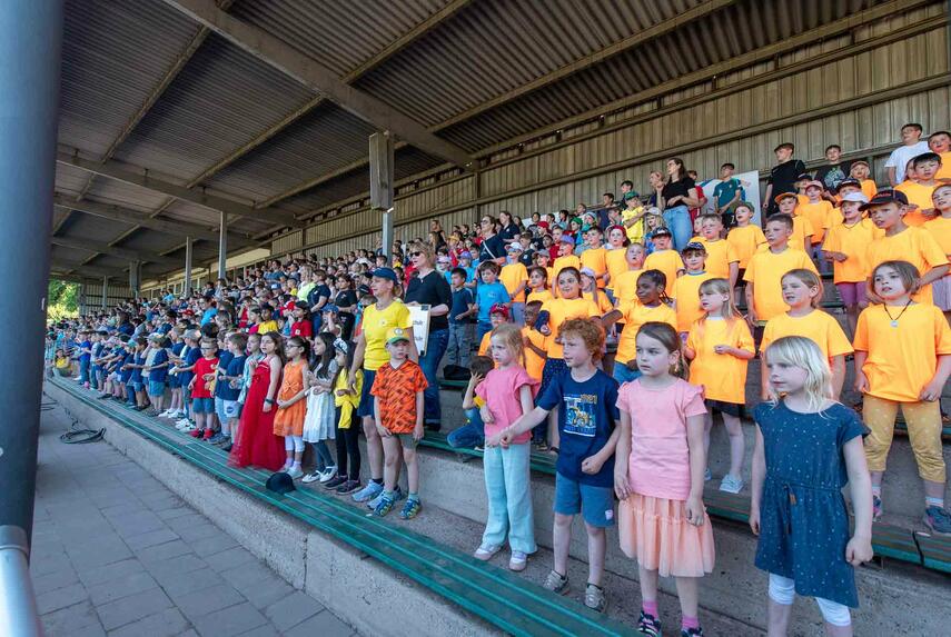 Abschlusskonzert der Musikschule Rhein-Kreis Neuss: 800 begeisterte Kinder sangen im Schlossstadion