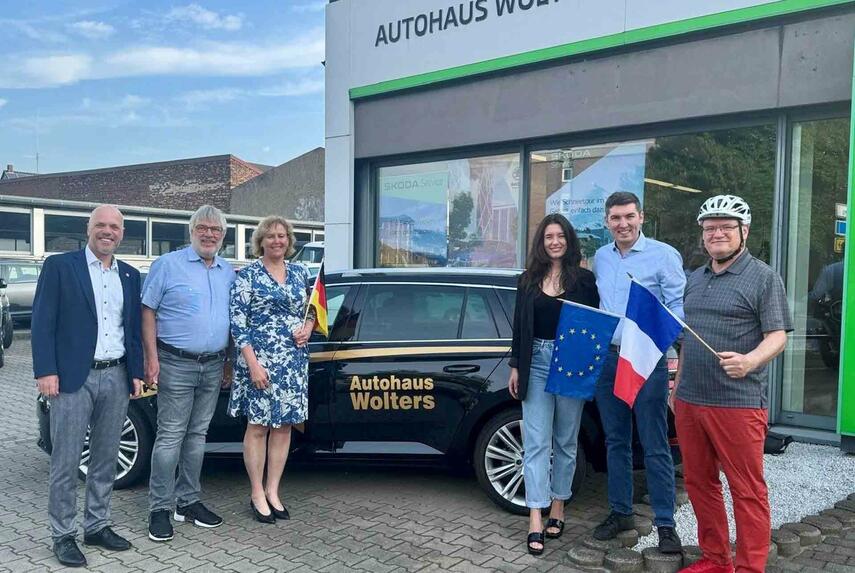 BM Klaus Krützen dankt Autohaus Wolters für Unterstützung des Partnerschaftsvereins