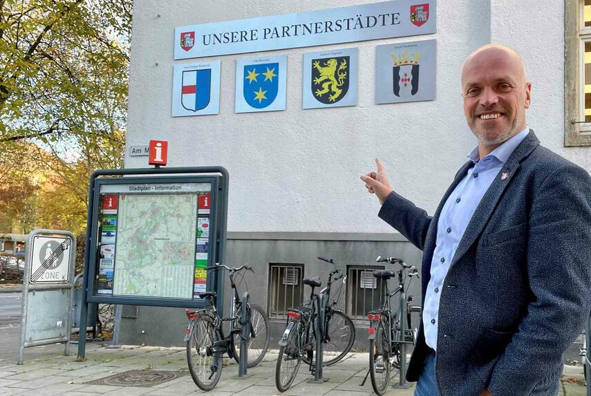 Stadt Grevenbroich präsentiert die Wappen ihrer Partnerstädte am Alten Rathaus