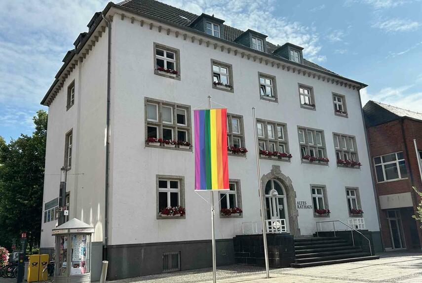 Grevenbroich zeigt Flagge zum Christopher Street Day 2025