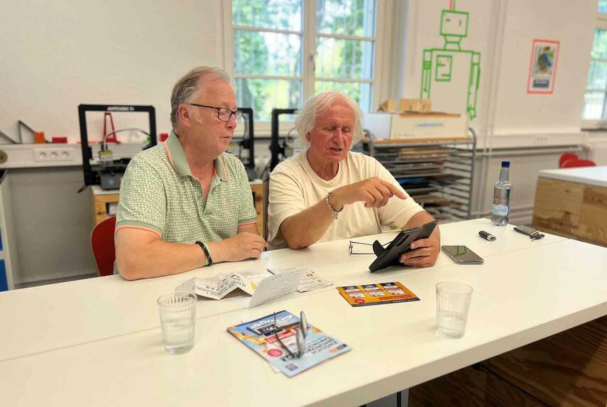 Digital-Begleiter helfen bei Fragen rund um das Thema Smartphone